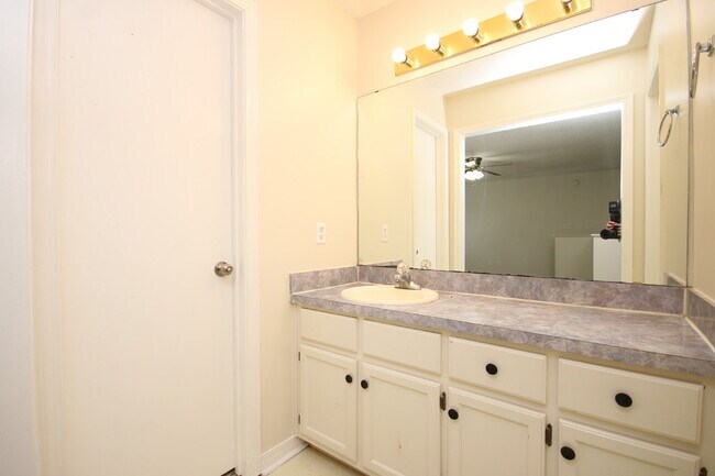Building Photo - Spacious 3BR/2BA Home in West Pensacola – ...