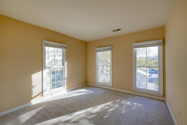 Building Photo - Luxury Townhome in the Heart of the Kentlands