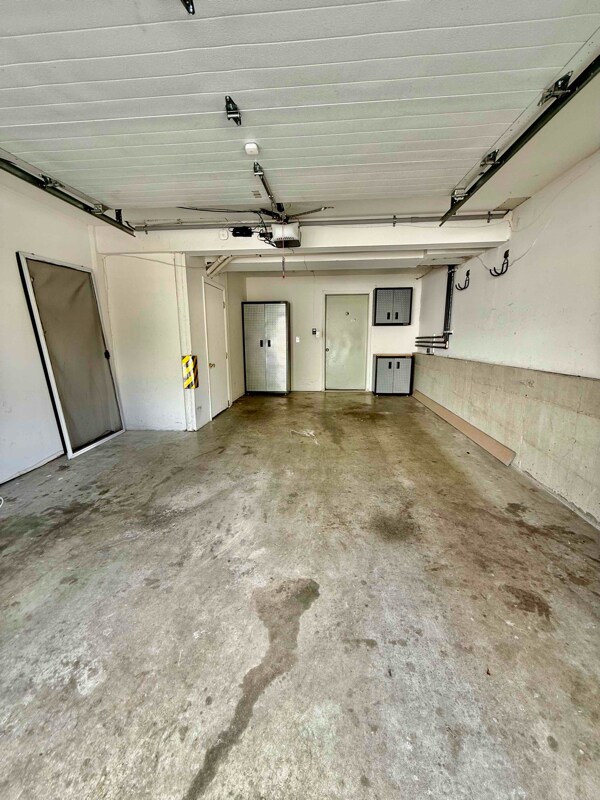 Building Photo - 32 N Moger Ave