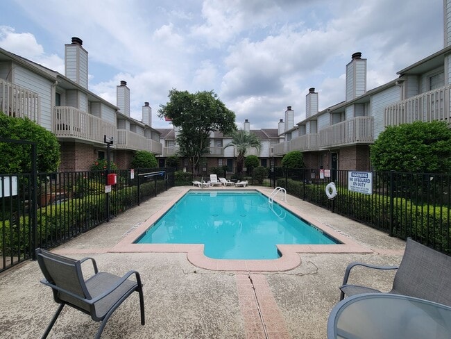 Building Photo - Medical Center Living at Its Best – Poolsi...