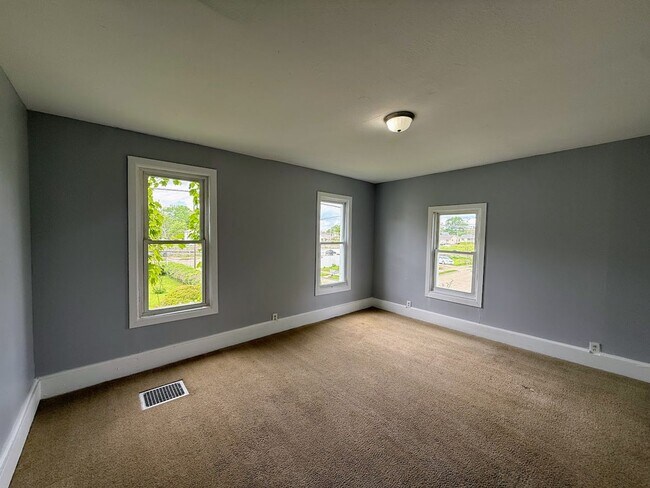 Building Photo - Large 4 bedroom home available for rent - Canton NE