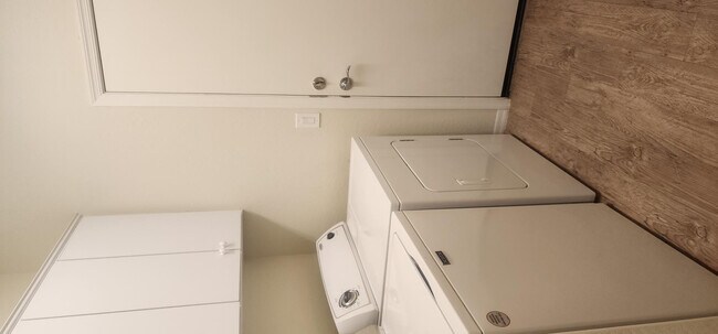 Building Photo - 26086 W Sequoia Dr