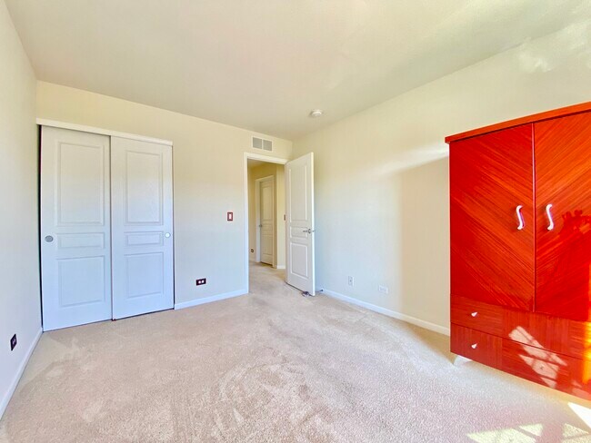 Building Photo - 10S420 Carrington Cir