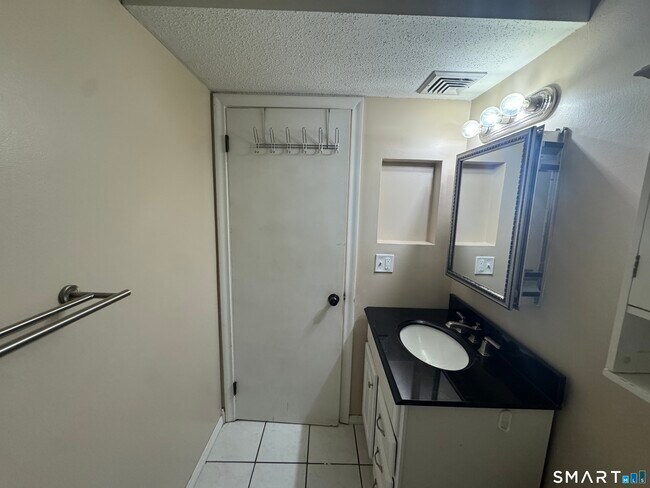 Building Photo - 95 Woodsedge Dr