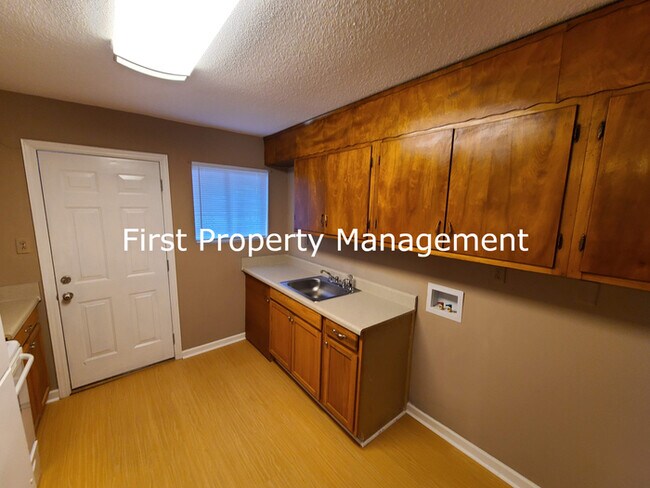 Building Photo - 2-bedroom Duplex