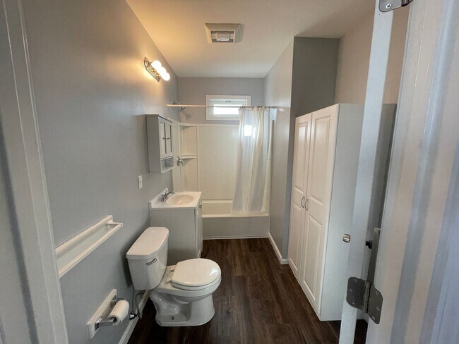 Building Photo - Bright and Beautiful Second Floor 2 Bedroo...