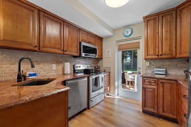 Building Photo - Charming 3Bed 2bath Nestled in the heart o...