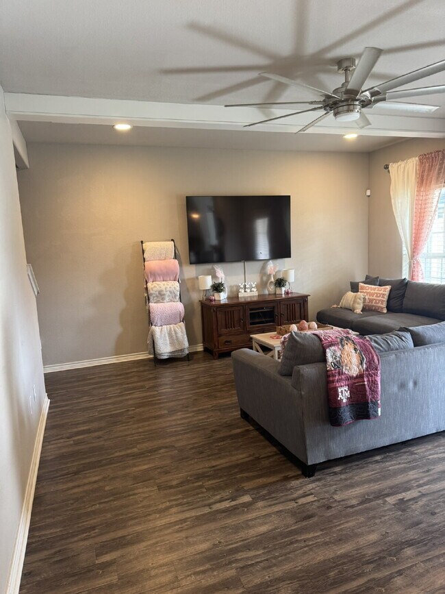 Building Photo - "Spacious 4-Bed, 4.5-Bath Townhouse Retreat in College Station!"