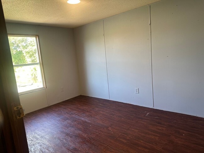 Building Photo - Charming 3 Bedroom 1 bathroom Mobile Home for Rent