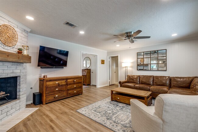 Building Photo - 2827 Fontana Dr
