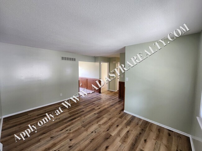 Building Photo - Nice Updated 2 Bed 1.5 Bath Duplex in Basehor-Available NOW!!
