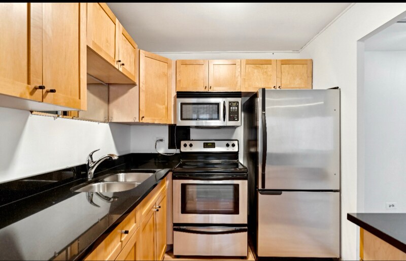 Building Photo - 700 W Bittersweet Pl