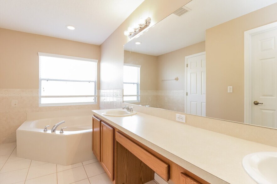 Building Photo - 13013 Baybrook Ln