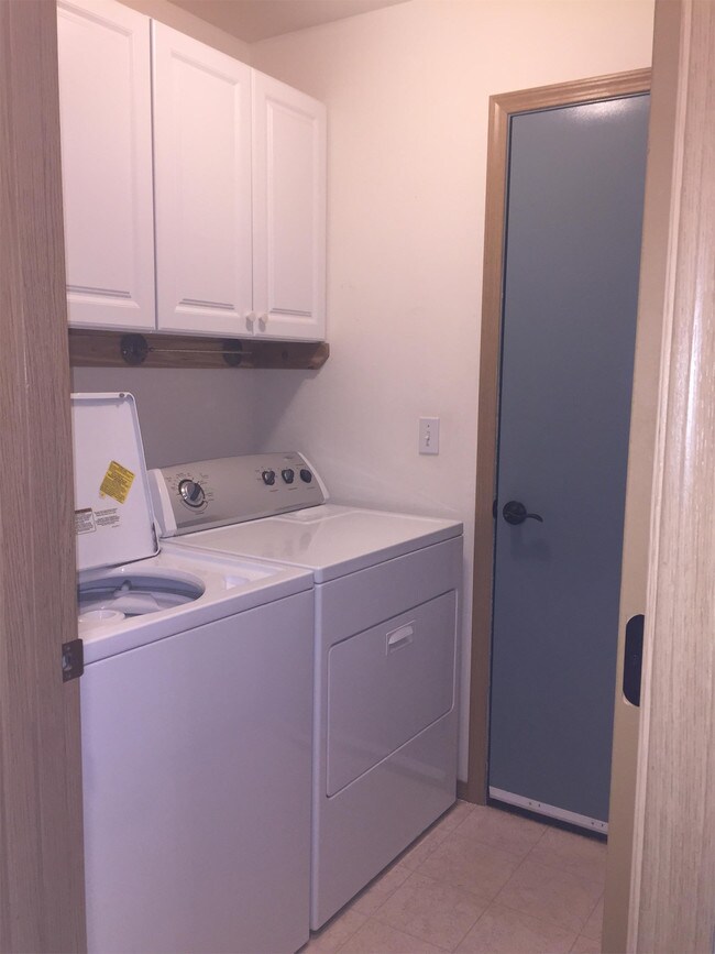 Building Photo - 915 E Galena St