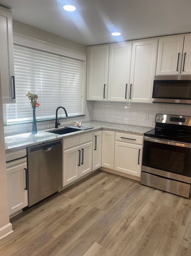 Building Photo - Knoxville 37918 - 2 bedroom, 2.5 bath Townhome - Contact Lisa Vineyard & Shannon Russell (865) 21...