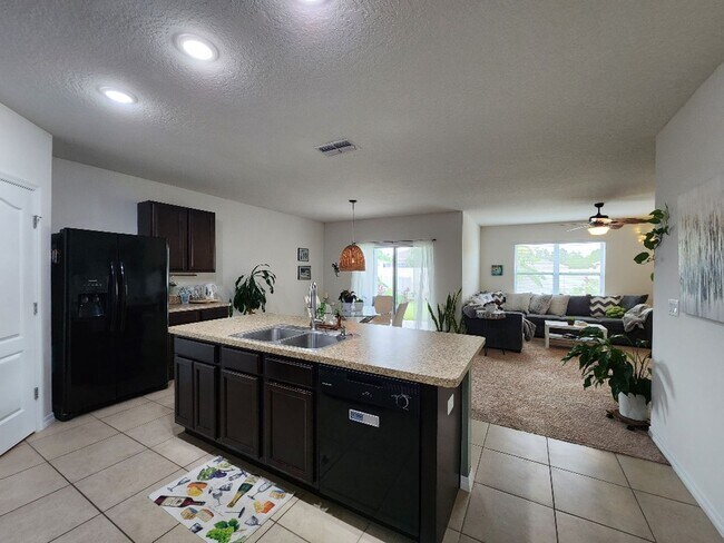 Building Photo - Beautifully 4-Bedroom, 2-Bath house in Lak...