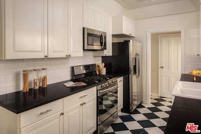Building Photo - 215 S Poinsettia Pl