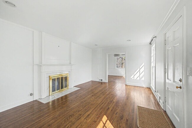 Building Photo - Beautiful 4BD/3.5BA home in the heart of Green Hills.