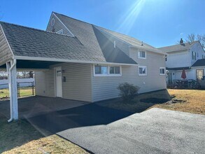 Building Photo - Renovated Pennsbury School District 4 bedroom 2 bath in North Park in Levittow PA Falls Twp.  Lar...