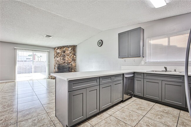 Building Photo - 4652 Troy Pl