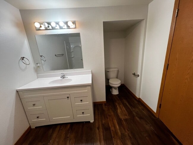 Building Photo - 4 Bedroom 2 Bathroom