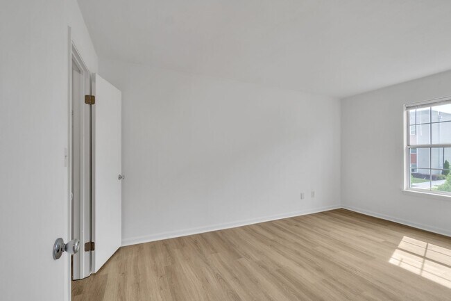 Building Photo - Easy Living- Easy Leasing- 2 Bedroom Apart...