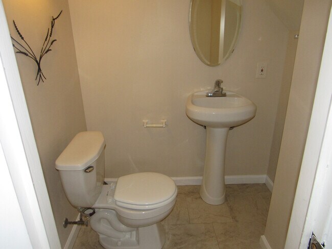 Building Photo - 2 Bedroom 1 Bathroom