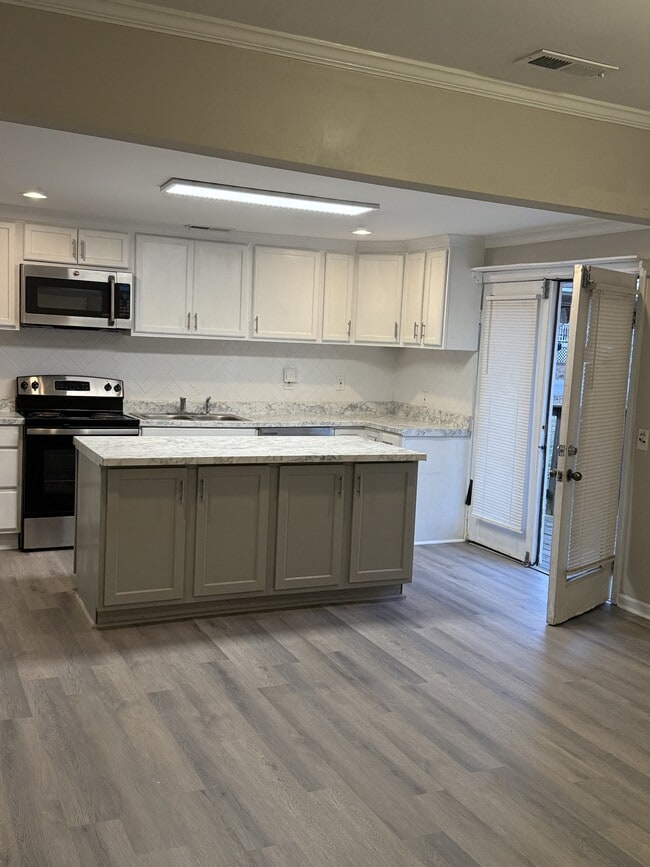 Building Photo - 401 1st Ave N