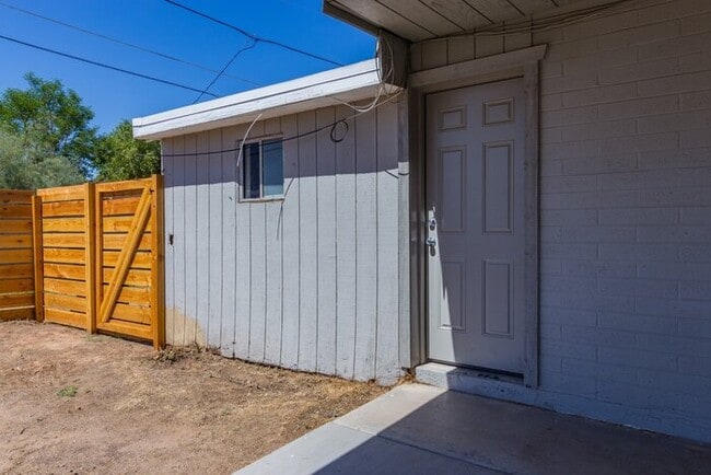Building Photo - 1637 W Cinnabar Ave