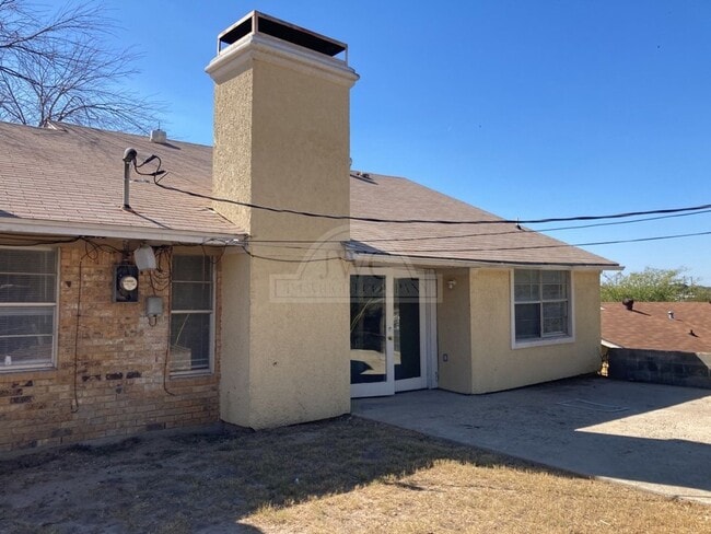 Building Photo - 801 Carmen St