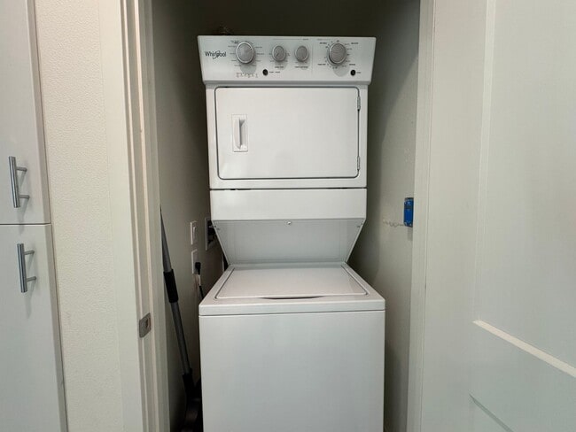 Building Photo - Stunning 2Bd/2Ba Condo in Heart of Irvine!