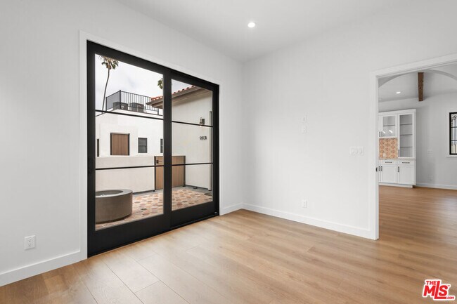 Building Photo - 930 Lincoln Blvd