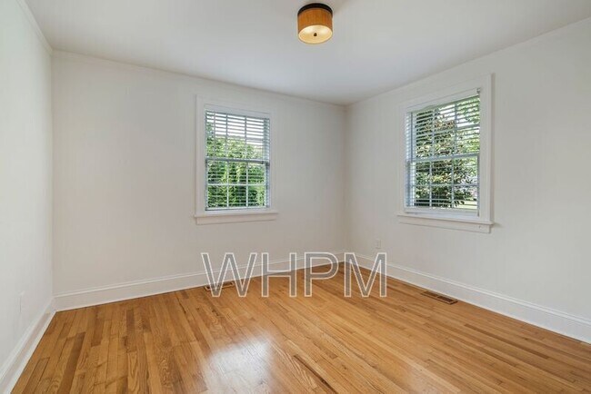 Building Photo - 541 Skyview Dr