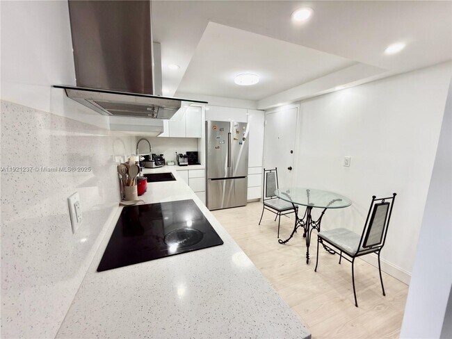 Building Photo - 3140 S Ocean Dr