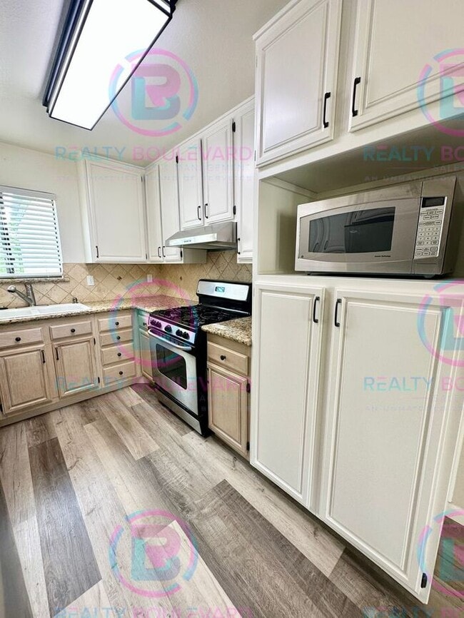 Building Photo - 1/2 Month Free! Contemporary 2-Bed Condo w...