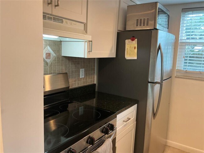 Building Photo - 2525 W Bay Dr