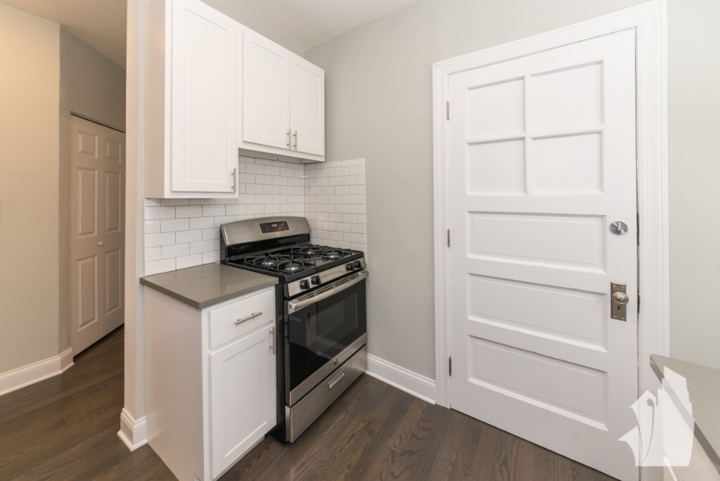 Building Photo - 5059 N Damen Ave