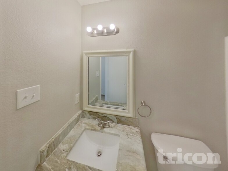 Building Photo - 104 Scarlet View