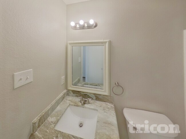 Building Photo - 104 Scarlet View