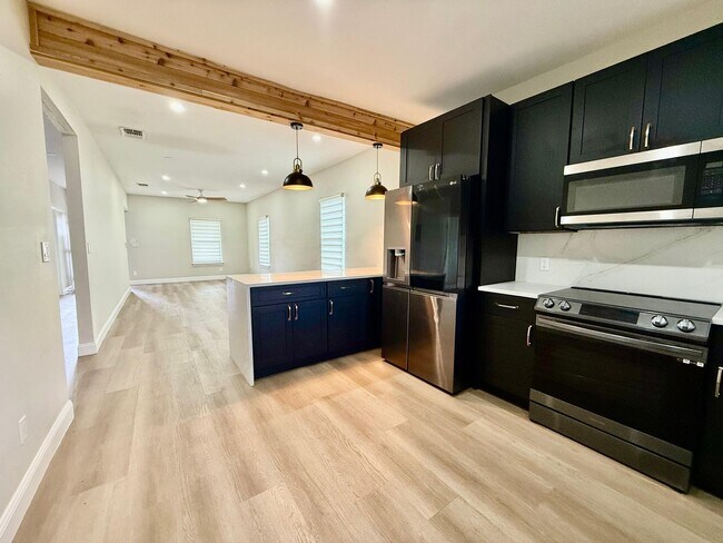 Building Photo - Modern Elegance for Rent in Prime San Anto...