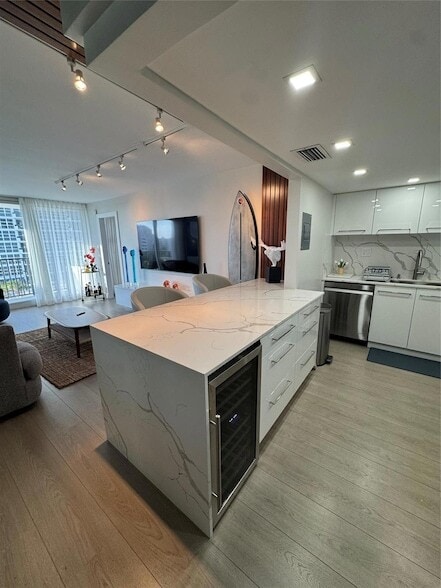 Building Photo - 525 N Ocean Blvd