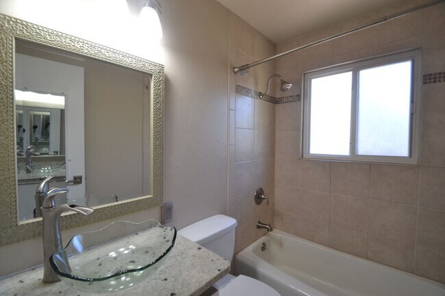 Building Photo - 1002 N Walnut St