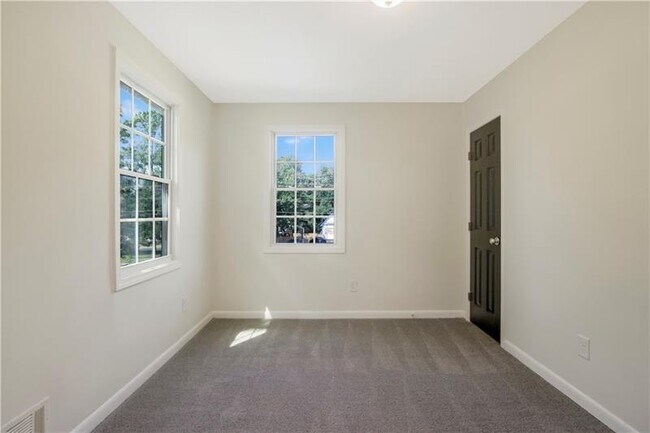 Building Photo - 551 Valley Hill Rd SE