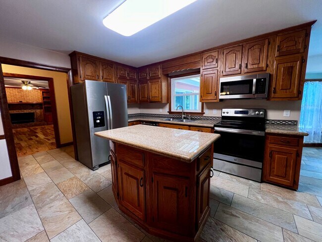 Building Photo - Large 6 bedroom home with Pool in Virginia Beach