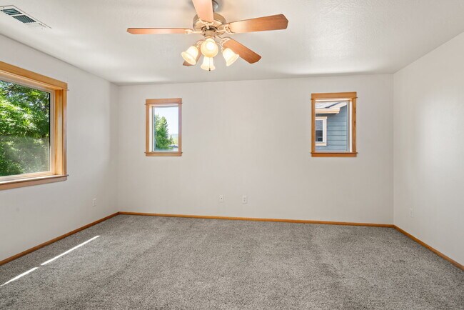 Building Photo - 608 Shadow Way