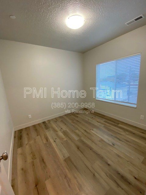 Building Photo - 2874 Kiesel Ave