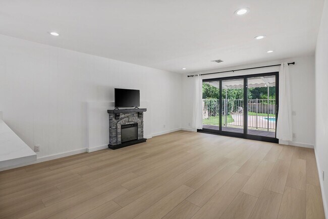Building Photo - COMPLETELY UPDATED CALABASAS HOME!