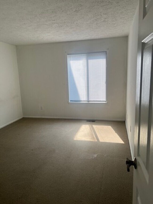 Building Photo - One Bedroom Condo For Rent