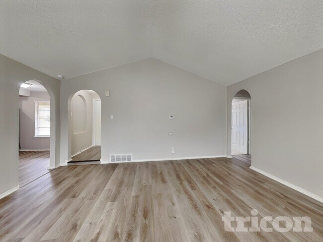 Building Photo - 1142 Shadyglen Cir