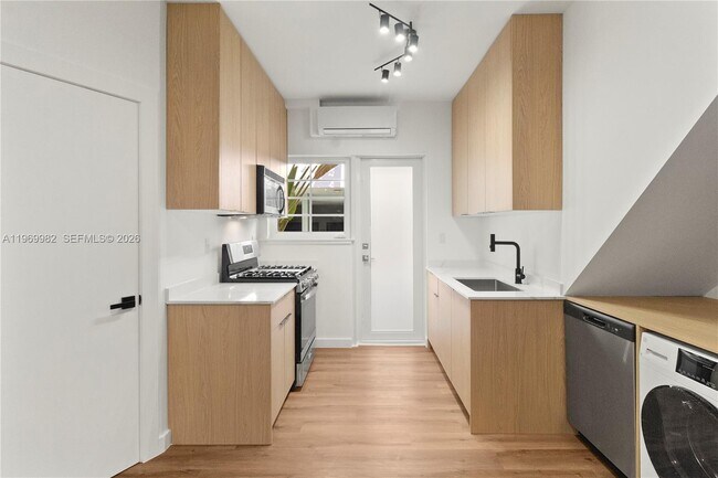 Building Photo - 1009 Meridian Ave